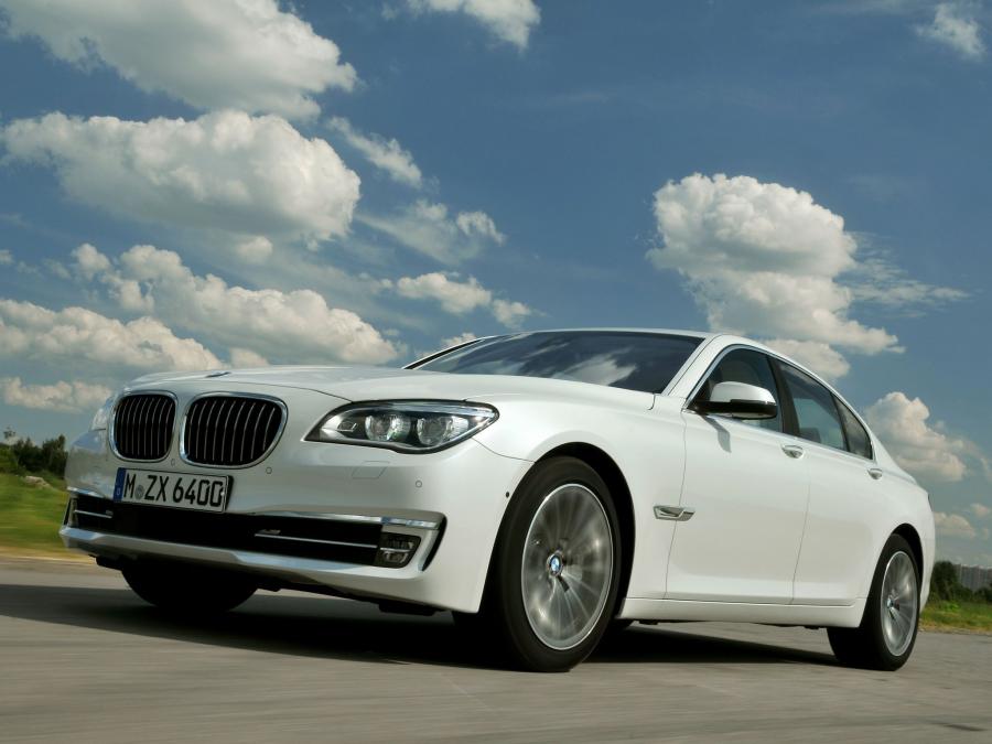  BMW 750i 2012 года  (фото 9 из 16)